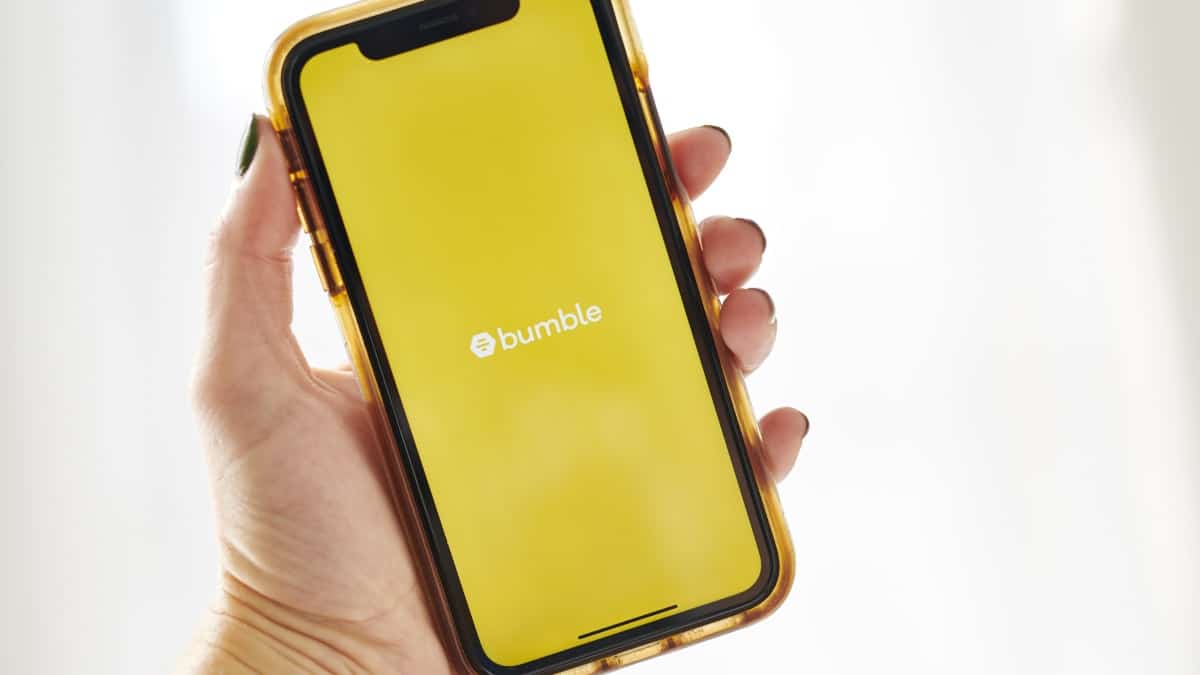 Το Bumble παίρνει θέση κατά των νιφάδων στις νέες Οδηγίες κοινότητας
