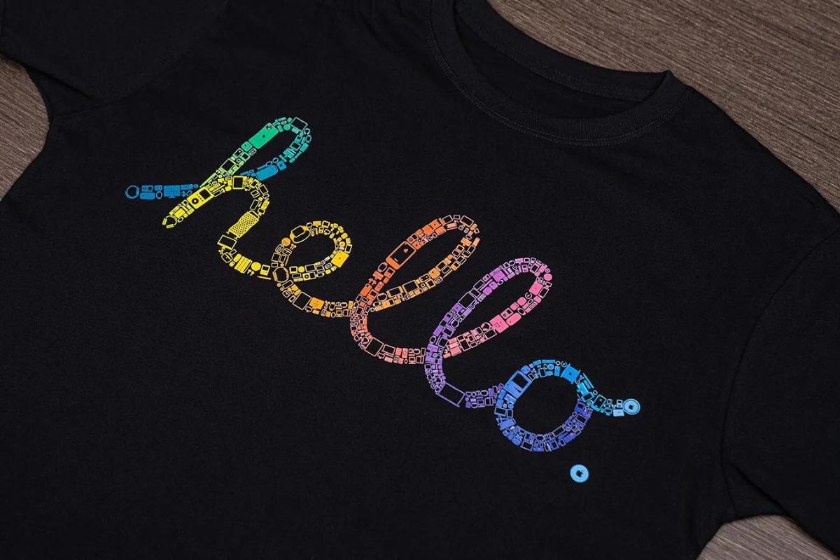 Το Grid Studio λανσάρει το νέο t-shirt «Hello» με τα εμβληματικά προϊόντα της Apple
