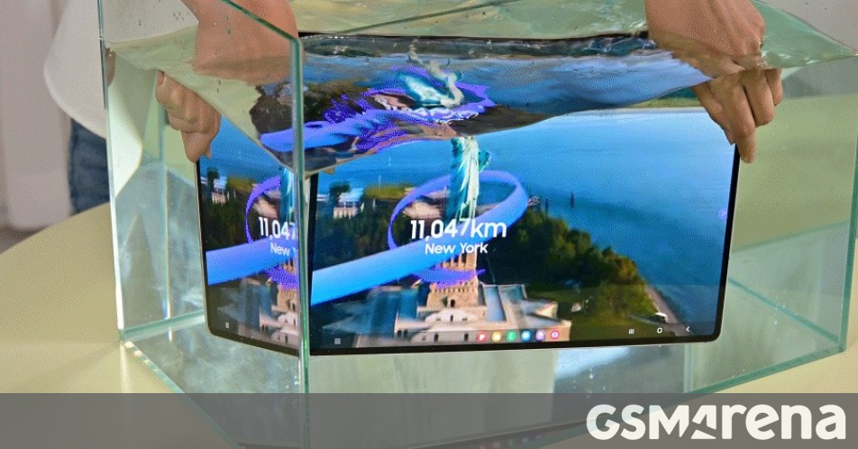 Το Samsung Galaxy Tab S9 Ultra S Pen δοκιμάζεται κάτω από το νερό
