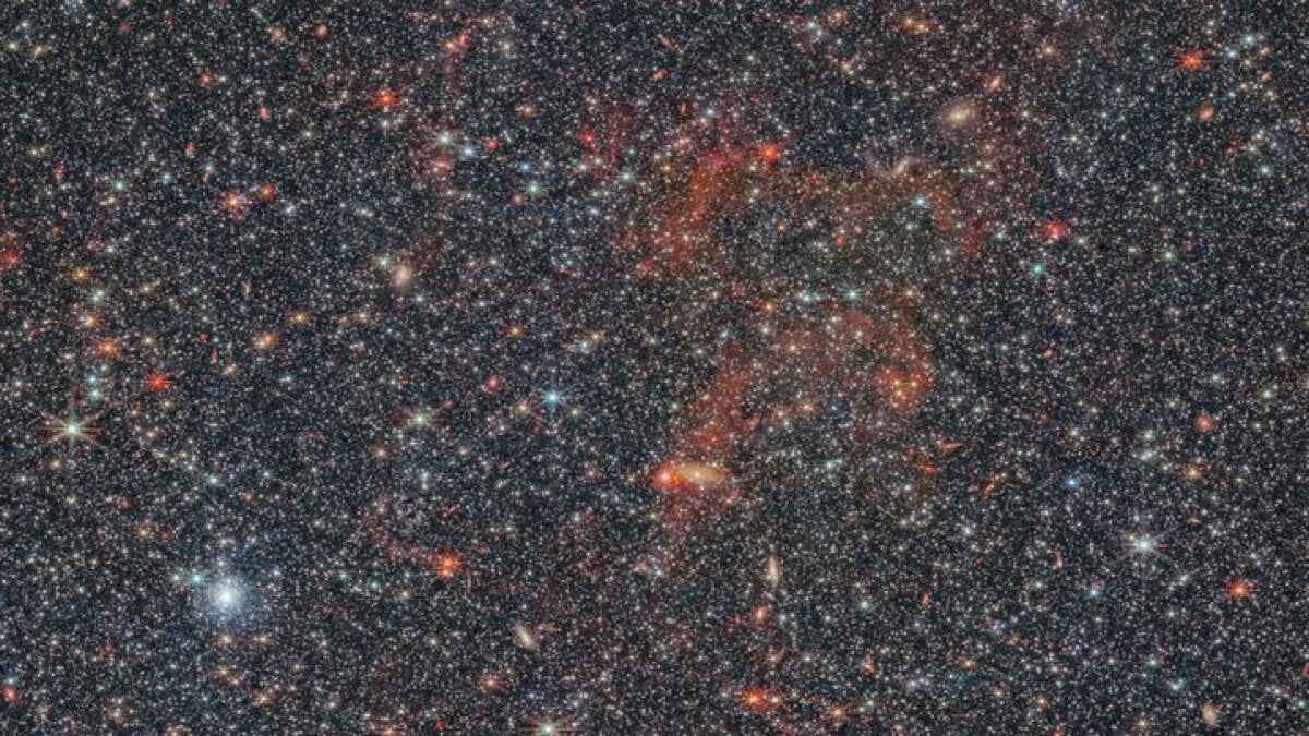 Το τηλεσκόπιο Webb κοιτάζει επίμονα έναν γαλαξία που ενδιαφέρει πολύ τους επιστήμονες
