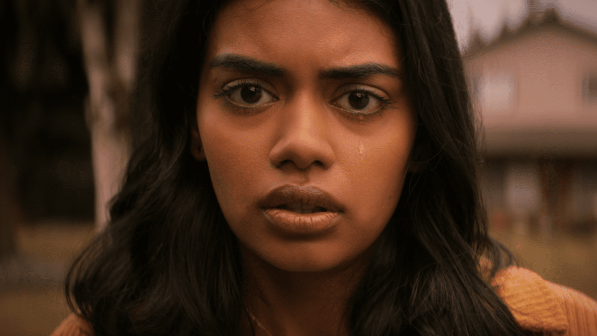 Το τρέιλερ του It Lives Inside ξεκινάει τέλεια την τρομακτική σεζόν
