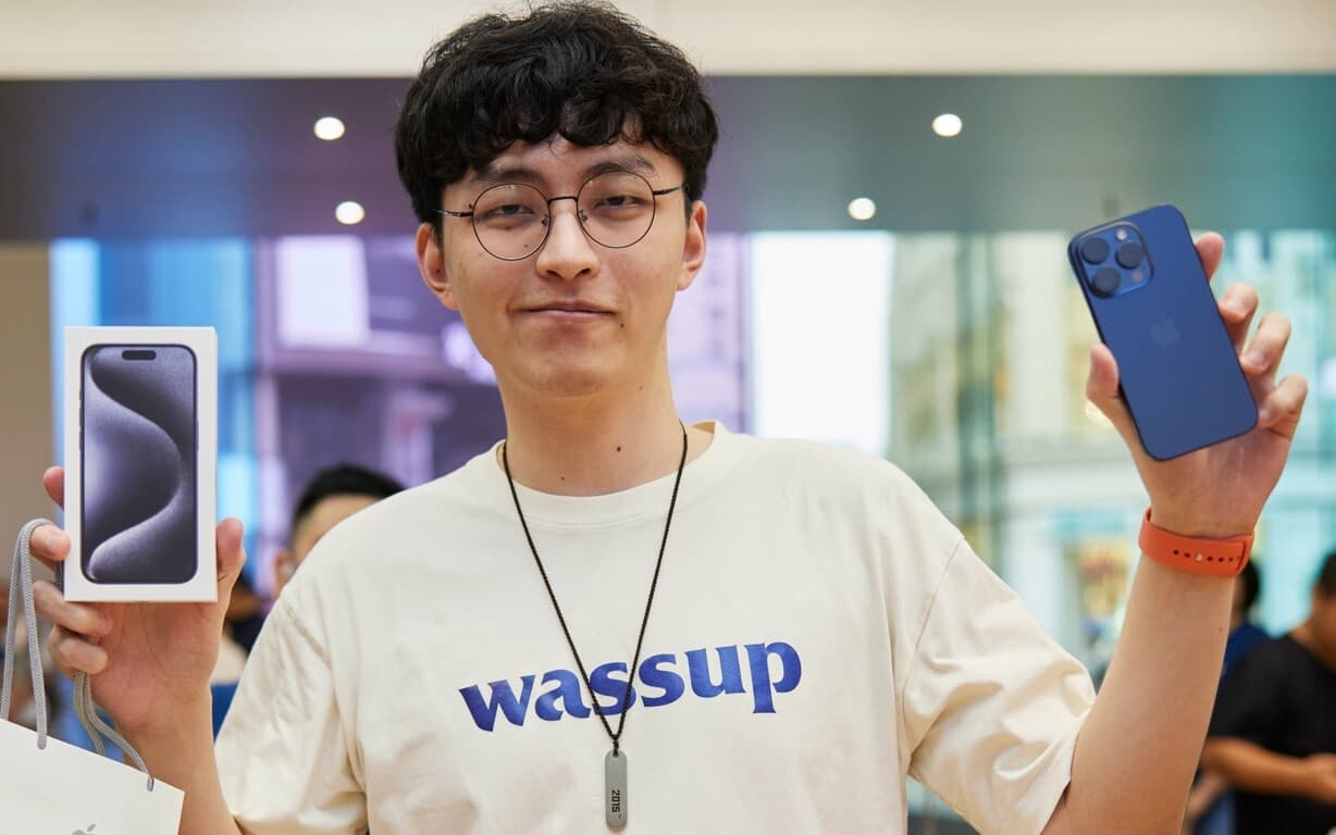 Ο καταναλωτής ελέγχει το iPhone 15 Pro σε Blue Titanium που μόλις αγόρασε στη Σαγκάη - Με την κυκλοφορία της σειράς iPhone 15 και άλλων, τα καταστήματα της Apple σε όλο τον κόσμο είναι γεμάτα με αγοραστές