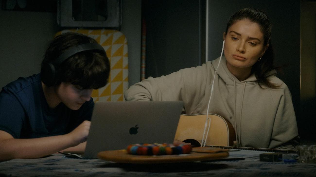 Πρωταγωνιστούν η Eve Hewson και ο Orén Kinlan "Φλώρα και Γιος."