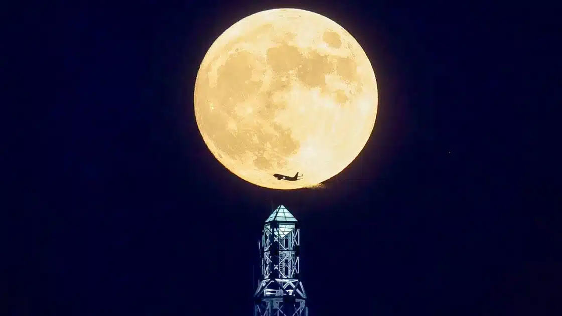 Δείτε εικόνες από το “Φεγγάρι του Θερισμού“, την τελευταία υπερπανσέληνο του 2023