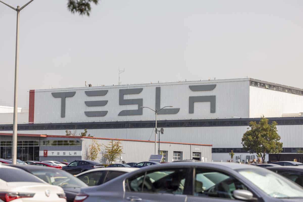 Η Tesla μήνυσε την ομοσπονδιακή υπηρεσία για φυλετική παρενόχληση σε εργοστάσιο στην Καλιφόρνια
