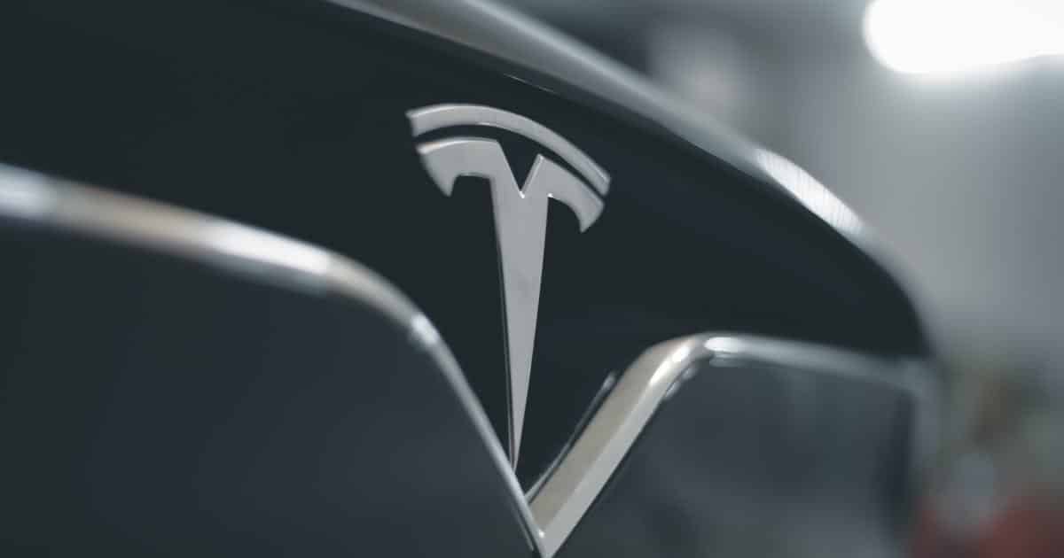 Η Tesla μειώνει για άλλη μια φορά τις τιμές των Model S και X κατά σχεδόν 20%.
