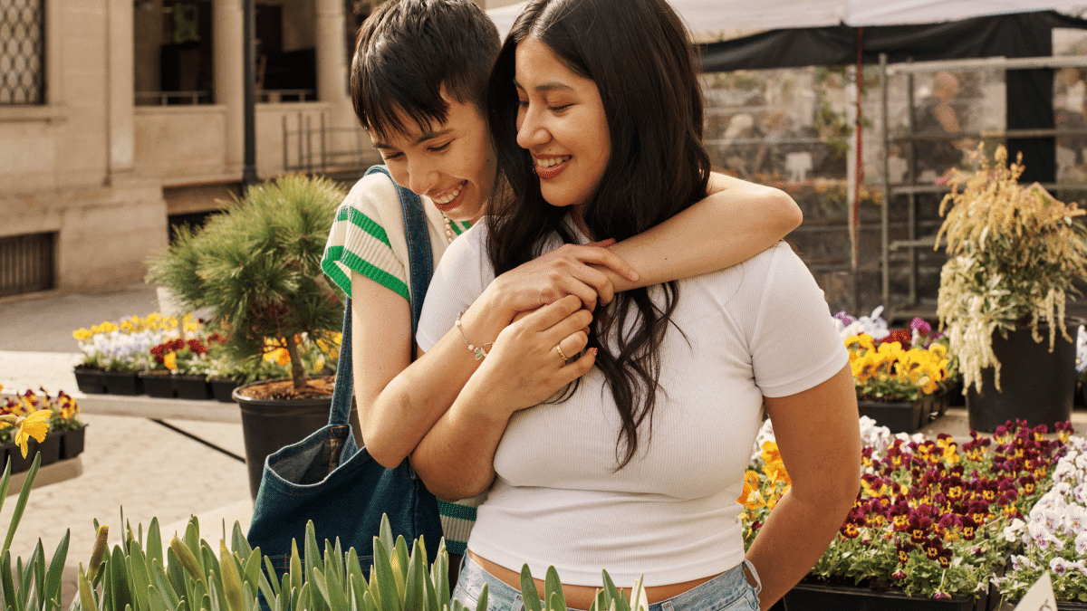 Ο μεντεσές κάνει το ντεμπούτο του Distraction Free Dating Guide