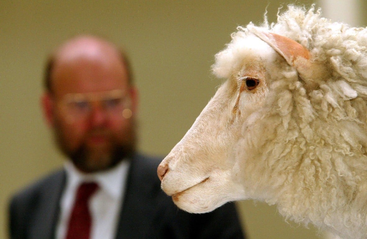 Σερ Ίαν Γουίλμοτ: Πέθανε σε ηλικία 79 ετών ο άνθρωπος που κλωνοποίησε τη Ντόλι ταράζοντας τα νερά της επιστήμης