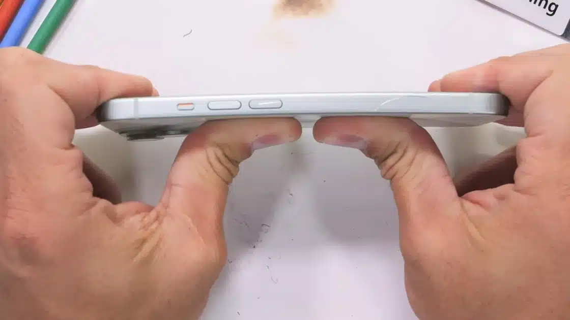 Σπάει και το απλό iPhone 15 τόσο εύκολα όσο το Pro Max; - Έχουμε απάντηση (ΒΙΝΤΕΟ)