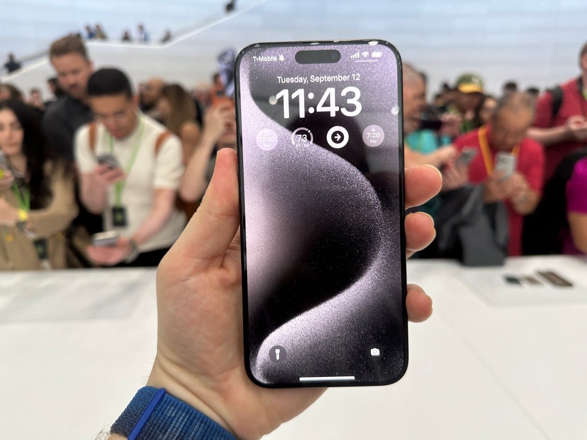 Τα νέα iPhone 15 Pro και Pro Max της Apple από κοντά
