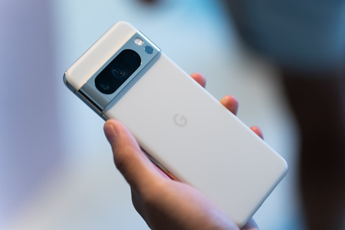 Το Google PIxel 8 Pro σε λευκό κρατιέται και δείχνει το πίσω μέρος