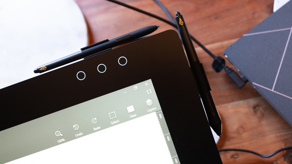 Χωρητικά, προσαρμόσιμα κουμπιά στο Xencelabs Pen Display 24 και λεπτό και χοντρό στυλό τοποθετημένο στο επάνω και στο πλάι