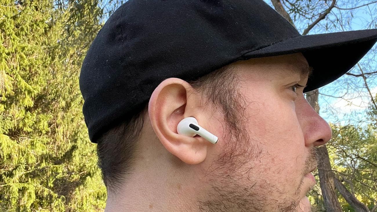 Φορώντας τα AirPods Pro 2ης γενιάς έξω κοντά σε φράχτη