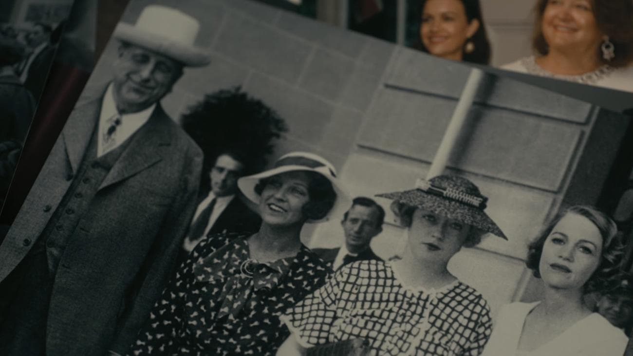 Ο William Randolph Hearst στέκεται με τρεις γυναίκες, συμπεριλαμβανομένης της Verna από "Η πτώση του οίκου του Usher."