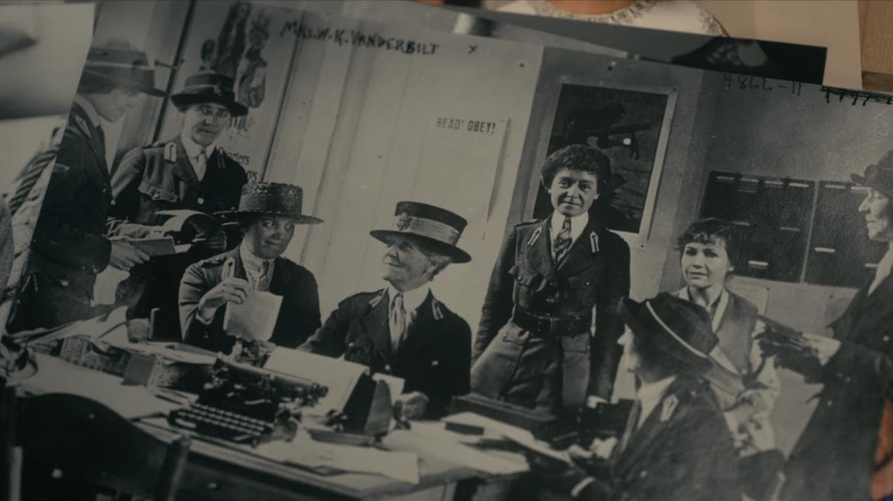 Βέρνα από "Η πτώση του οίκου του Usher" συγκεντρώνεται με μια ομάδα γυναικών σε ένα δωμάτιο γεμάτο γραφομηχανές.