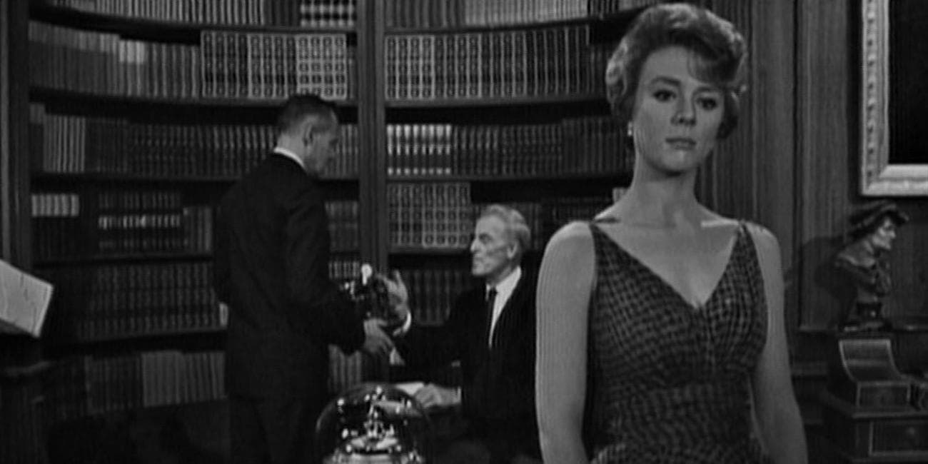 Μια γυναίκα αισθάνεται πνιγμένη σε ένα γοτθικό σπίτι που διευθύνεται από ρομπότ στο The Twilight Zone's 