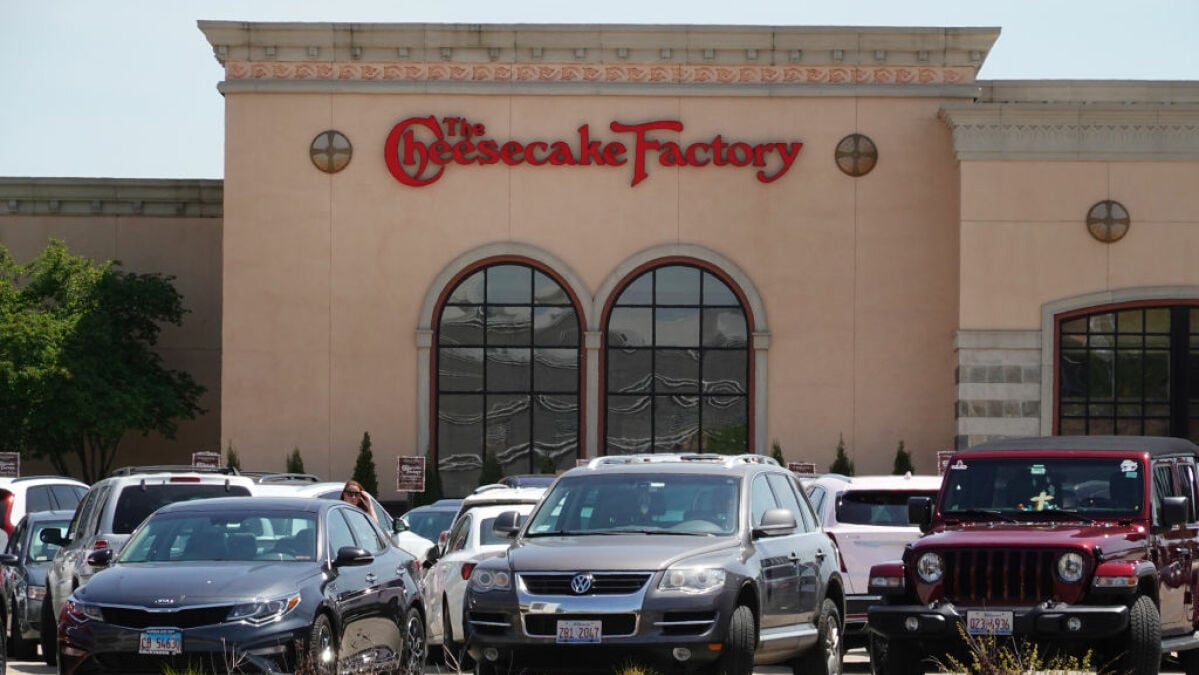  Είναι το The Cheesecake Factory ένα κακό μέρος για να βγεις πρώτο ραντεβού;  Το διαδίκτυο είναι διχασμένο.
