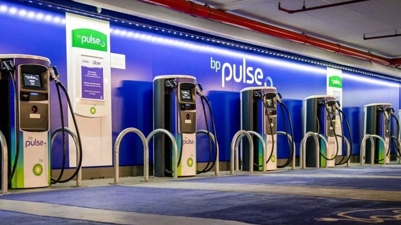 Η BP Αγοράζει Ταχυφορτιστές της Tesla Αξίας 1 Δισ. Δολαρίων για Επέκταση του Δικτύου Φόρτισης