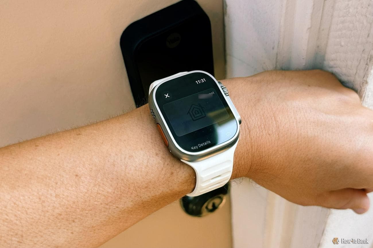 Apple Watch μπροστά από το Yale Assure Lock 2 Plus