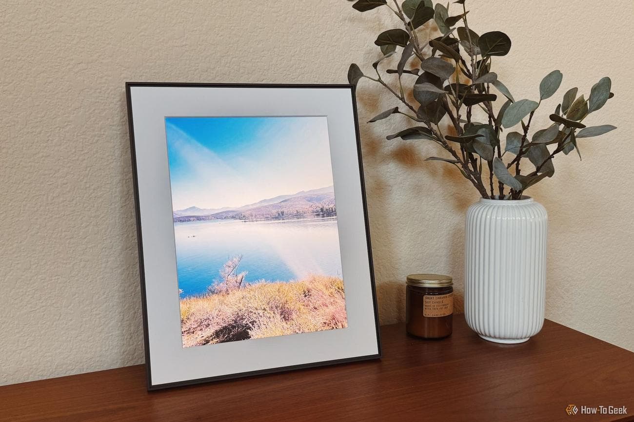 Η Aura Walden σε πορτραίτο προσανατολισμό σε τραπέζι