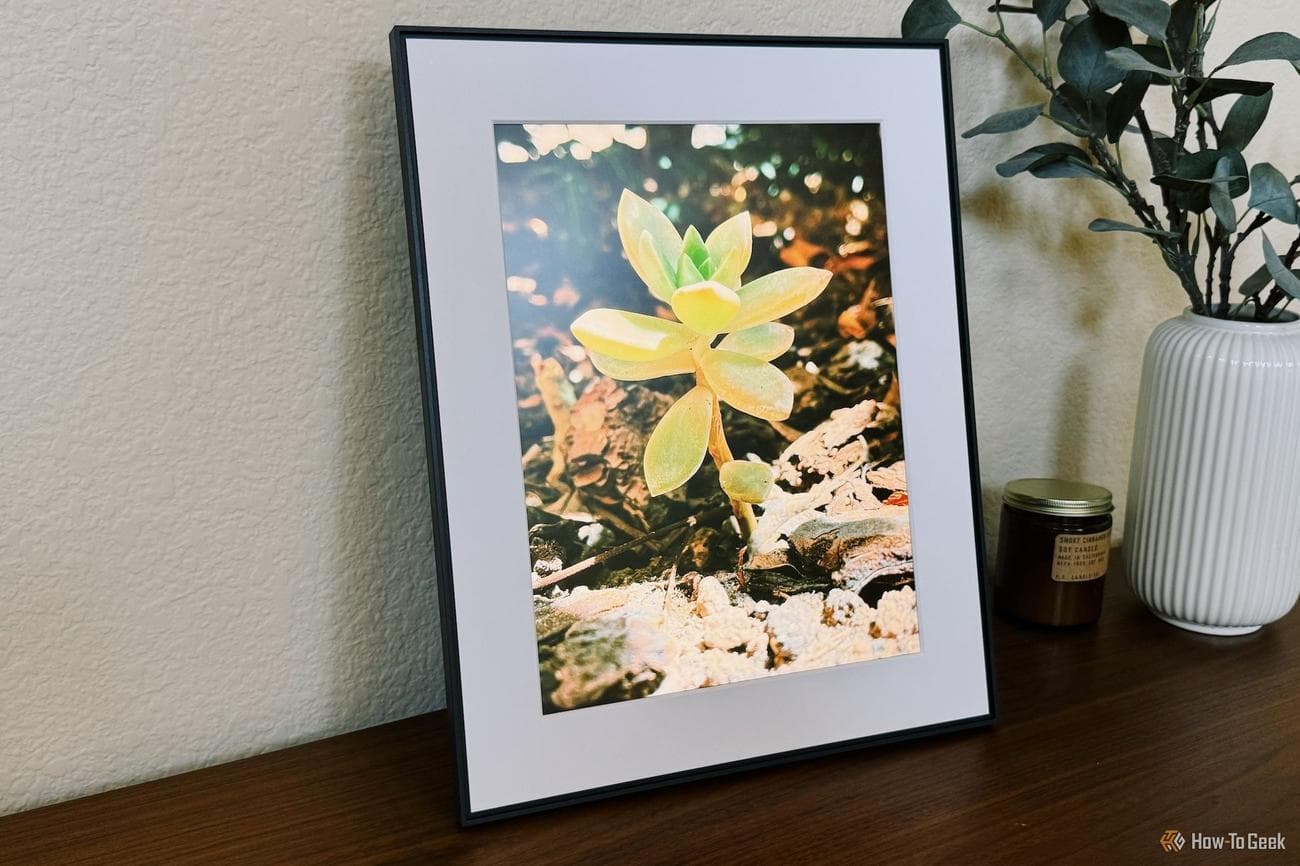 Η Aura Walden κάθεται σε ένα τραπέζι