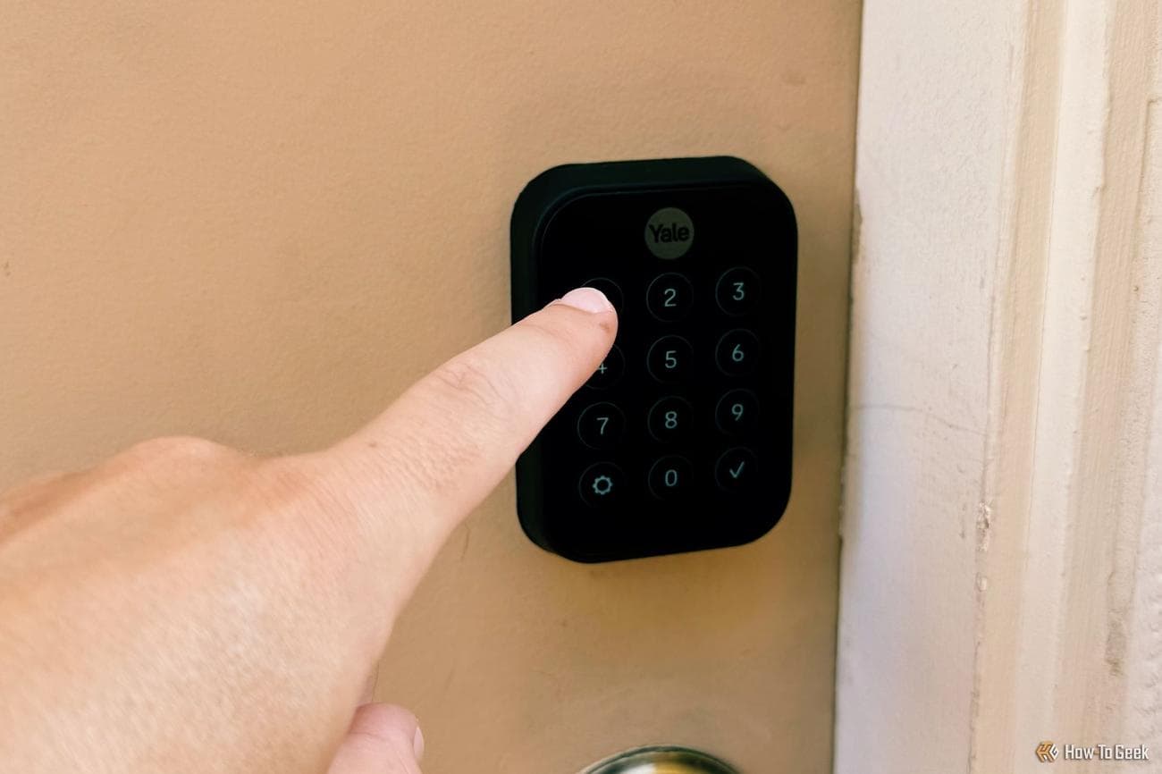 το δάχτυλο που αγγίζει το Yale Assure Lock 2 Plus