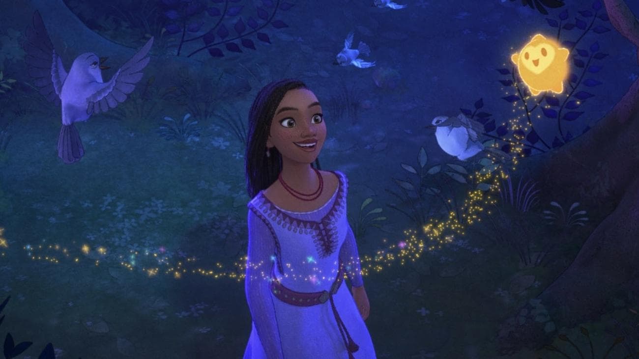 Μια νεαρή γυναίκα με ένα μωβ φόρεμα και μακριές σκούρες πλεξούδες χαμογελά στα πουλιά και ένα λαμπερό κίτρινο αστέρι που πετά γύρω της.