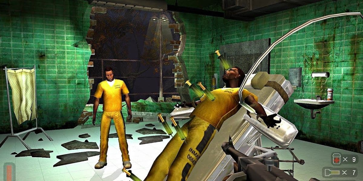 Δύο τρόφιμοι βρίσκονται σε ένα μερικώς κατεστραμμένο, ο ένας στέκεται και κοιτάζει τον άλλο, δεμένος σε ένα όρθιο γκαρνάκι, πέντε πράσινες ενέσεις κολλημένες στο σώμα του.