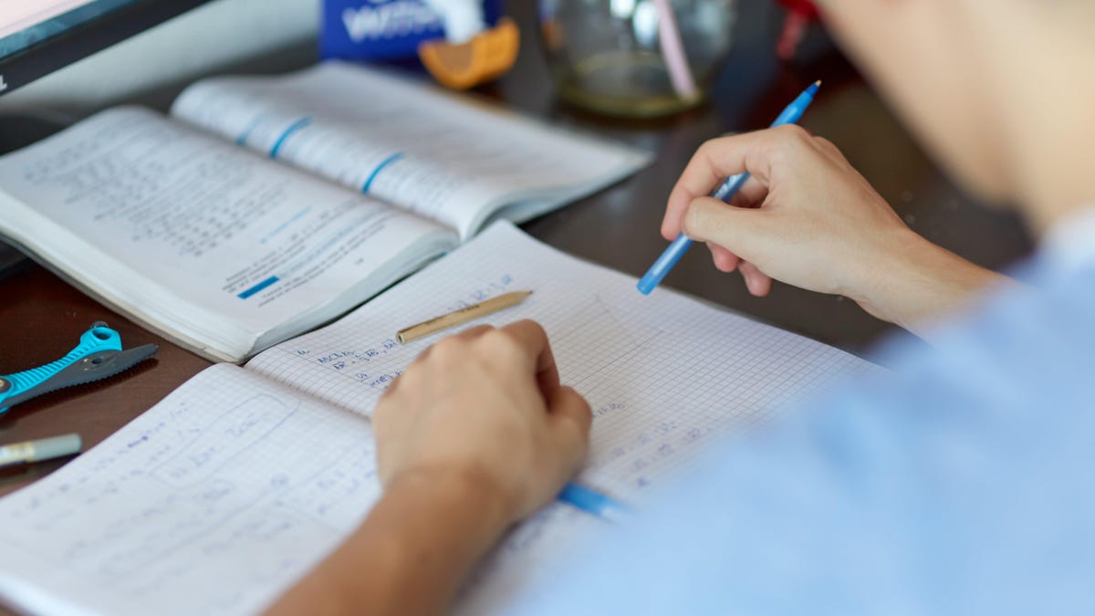 Γεια σου παιδί, θέλεις να εξαπατήσεις στο τεστ των μαθηματικών σου;
