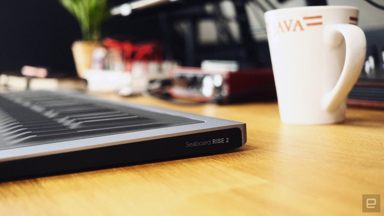 Το Roli Seaboard Rise 2 από το πλάι, και φαίνεται αρκετά σβέλτο μπορώ να προσθέσω.