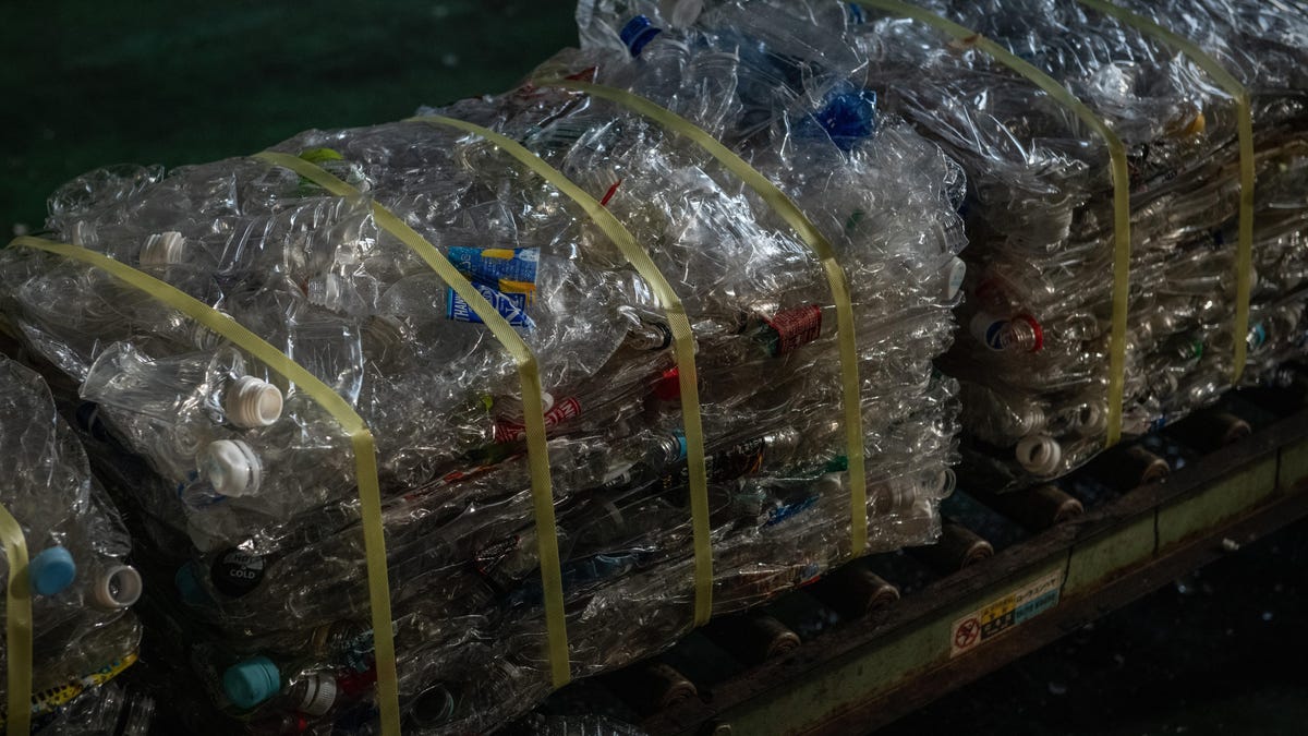 Μια έκθεση αποκαλεί τη χημική ανακύκλωση «επικίνδυνη εξαπάτηση»—και ένας πρώην εκπρόσωπος των πλαστικών συμφερόντων συμφωνεί