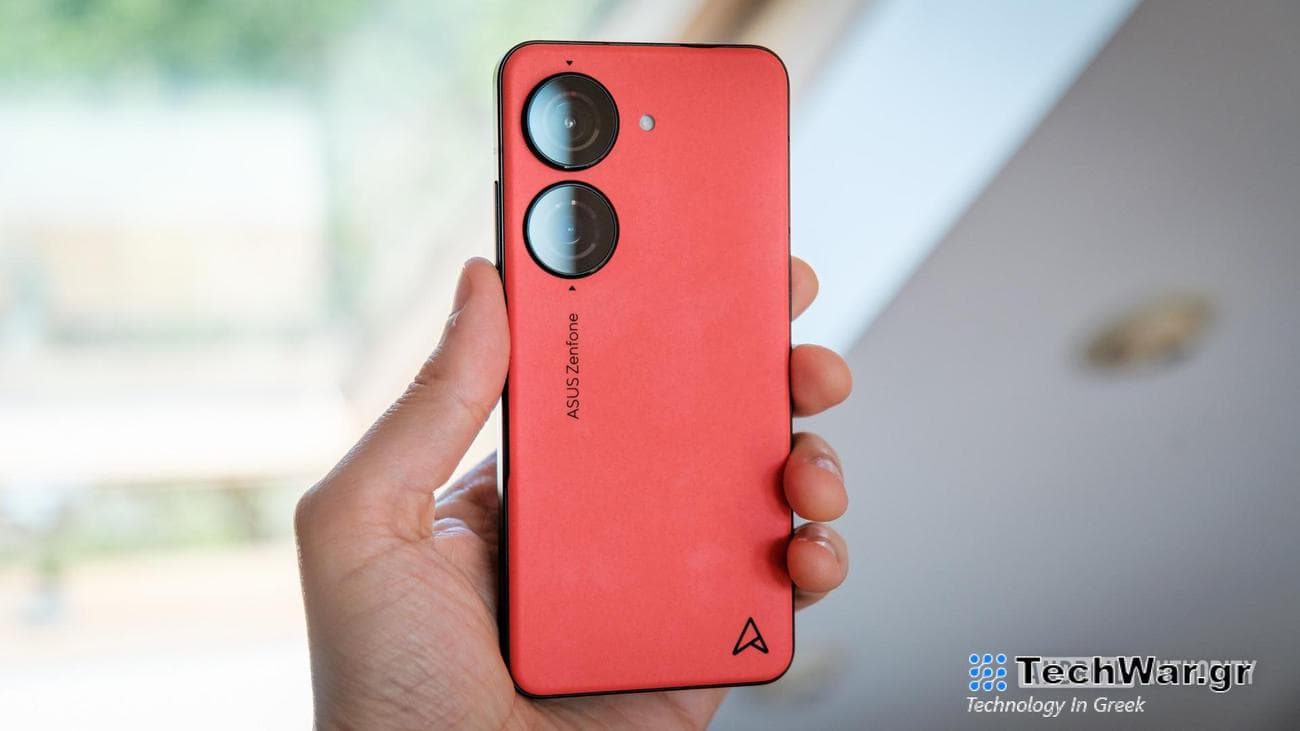 ASUS Zenfone 10 back in hand