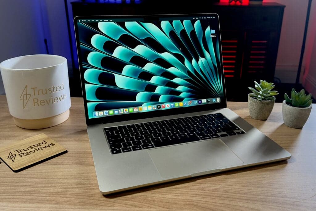 MacBook Air 15 ιντσών σε γωνία