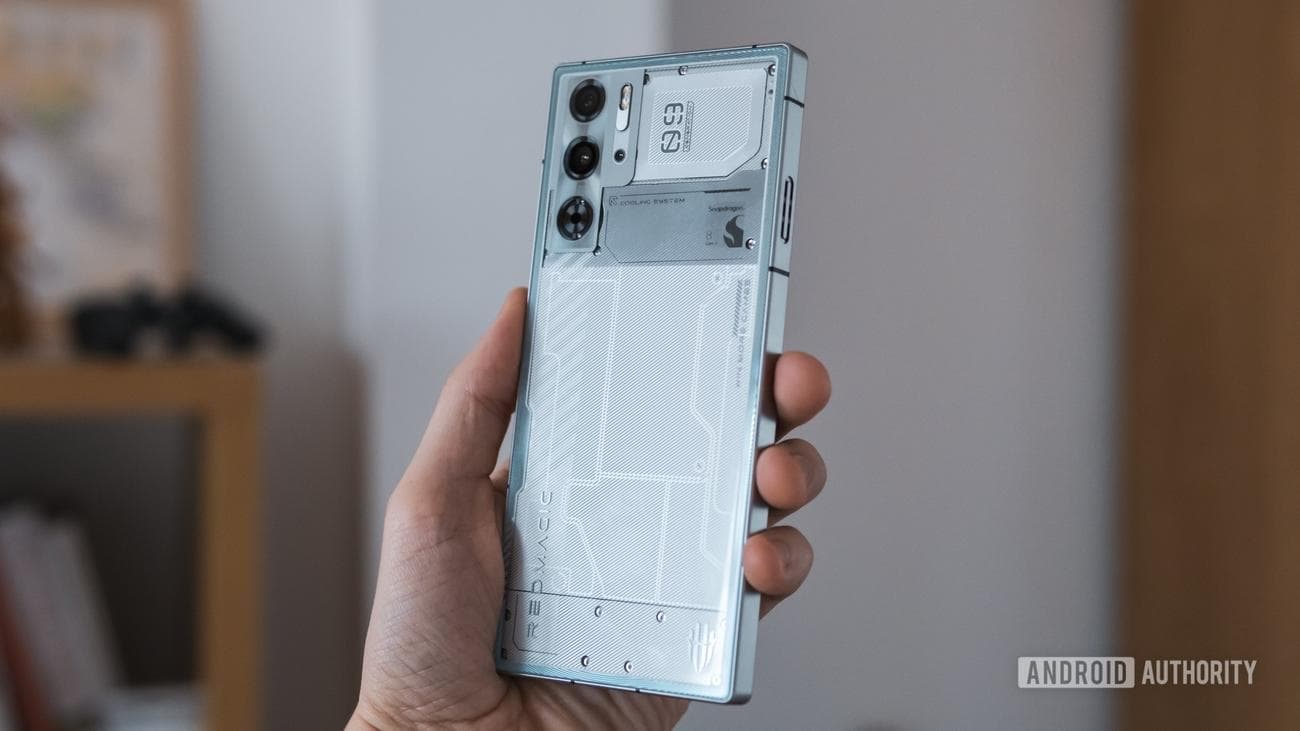 Redmagic 9 Pro back in hand left