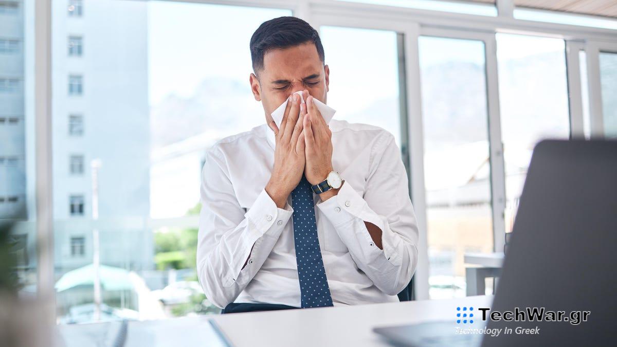Άντρας κρατιέται στο φτέρνισμα, σχίζει την τραχεία του