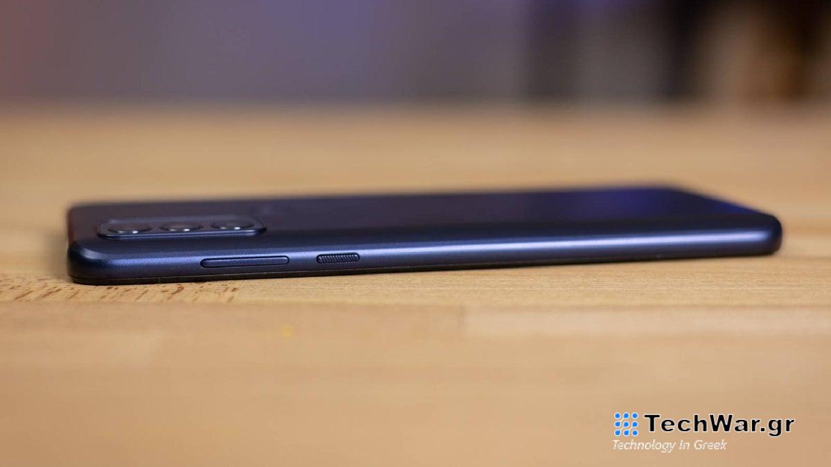 Ναι, μια εταιρεία πιθανώς ακούει τις συνομιλίες σας για να προβάλλει διαφημίσεις