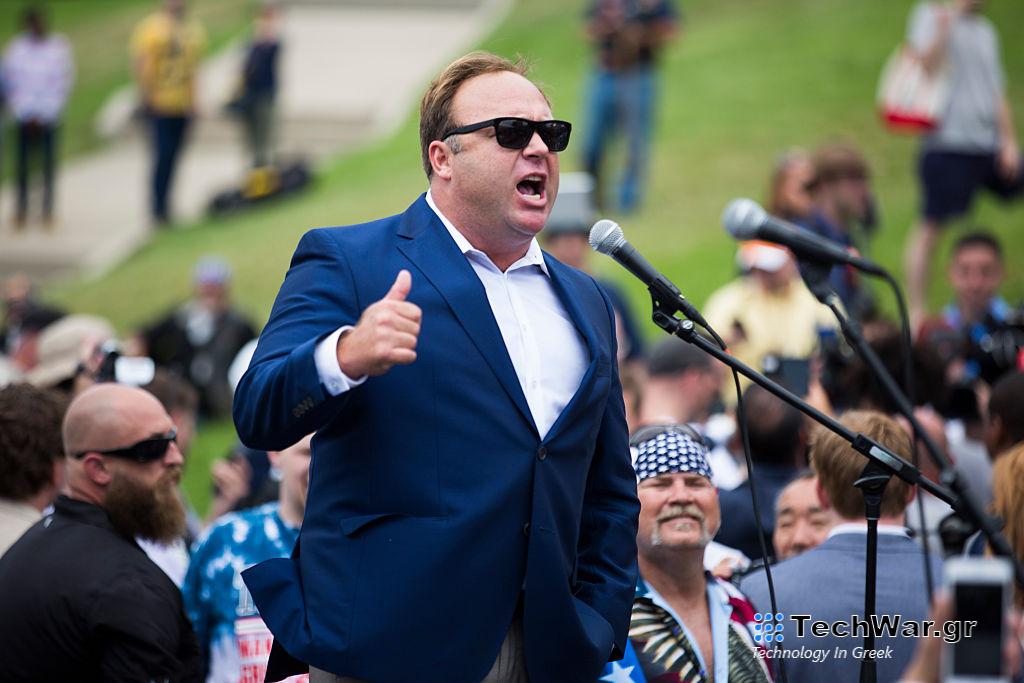 Ο Έλον Μασκ επαναφέρει τον Alex Jones και το Infowars στο X μετά από δημοσκόπηση χρηστών