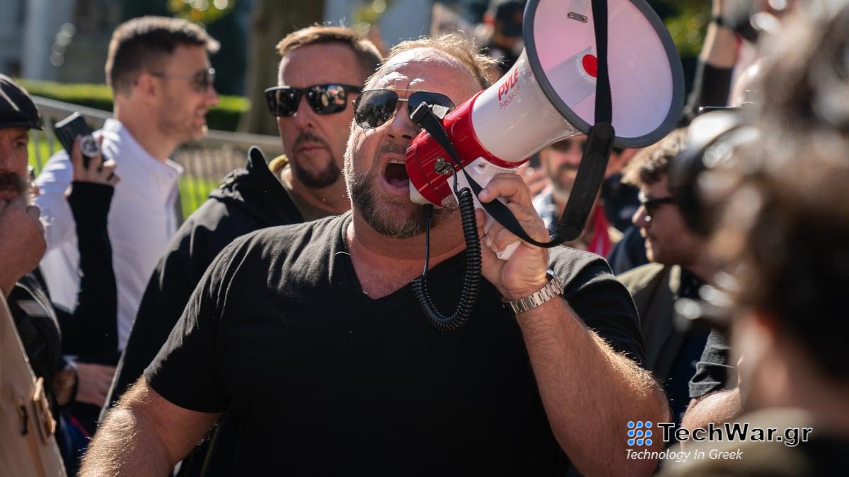 Ο Έλον Μασκ επαναφέρει τους Alex Jones και Infowars στο X / Twitter
