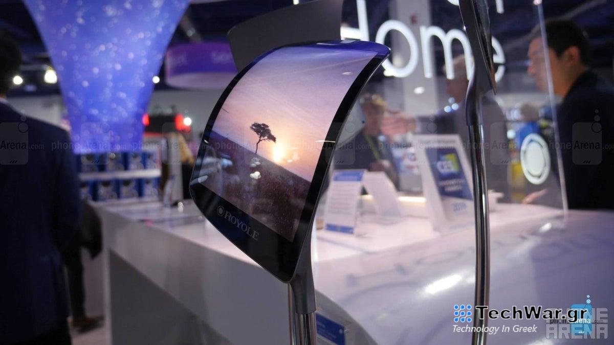 «Πού είναι τα λεφτά, Λεμπόφσκι;»: Το προσωπικό διαμαρτύρεται ενάντια στον πρώτο κατασκευαστή πτυσσόμενων τηλεφώνων στον κόσμο μετά από ένα χρόνο χωρίς αμοιβή