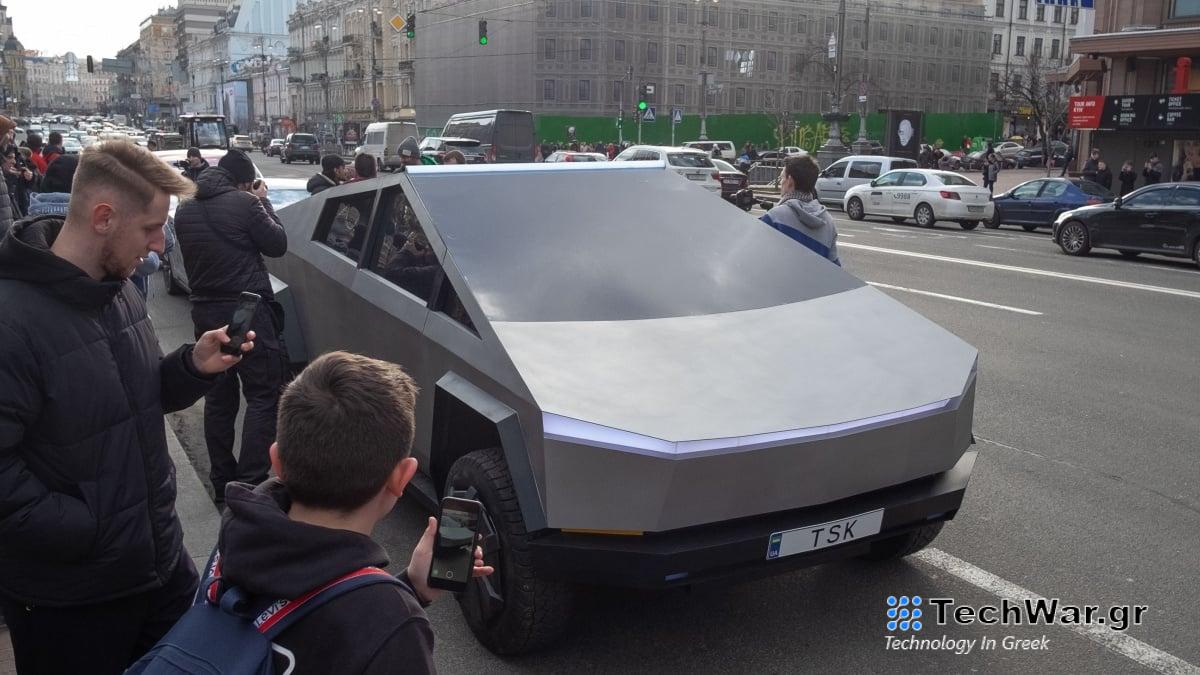 Το πρώτο ατύχημα του Cybertruck που αναφέρθηκε: Φωτογραφίες του έκαναν το γύρο του Διαδικτύου