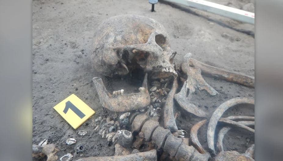 Βρέθηκε νεκροταφείο 1.000 ετών με νεκρούς που είχαν δαχτυλίδια στο λαιμό και κουβάδες στα πόδια, Βρέθηκε νεκροταφείο 1.000 ετών με νεκρούς που είχαν δαχτυλίδια στο λαιμό και κουβάδες στα πόδια, TechWar.GR