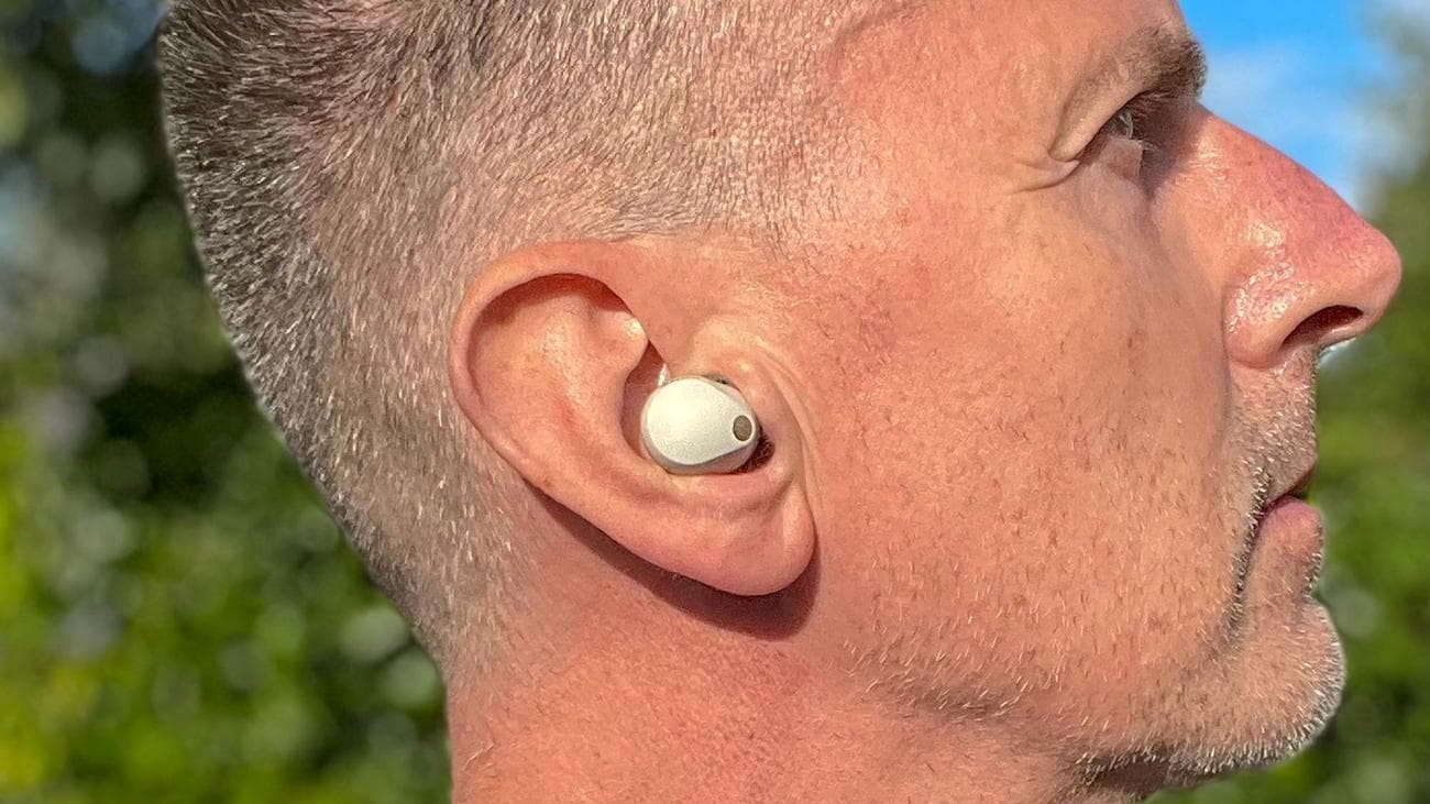 Sony WF-1000XM5 φορεμένο από τον Tom's Guide Audio Editor Lee Dunkley