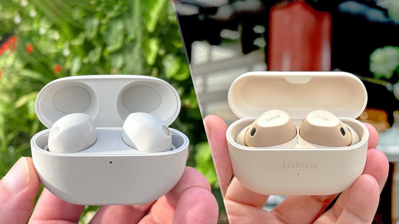 Εικόνα καταχώρισης για Sony WF-100XM5 έναντι Jabra Elite 10 με όψη όψης που δείχνει τα ακουστικά bot στη θήκη φόρτισης ανάμεσα στις άκρες των δακτύλων.