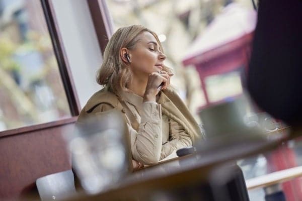 Αποκαλύφθηκε το OnePlus Buds 3: Πραγματικά ασύρματα ακουστικά μεσαίας εμβέλειας με ήχο και έξυπνα επίπεδα κορυφαίας ποιότητας - Buds 3 LifestyleStill ANC Cafe Metallic Gray RGB - TechWar.GR