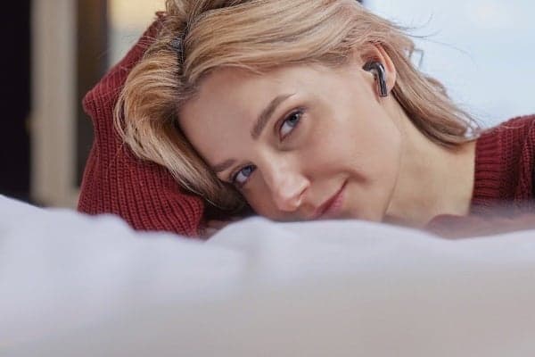 Αποκαλύφθηκε το OnePlus Buds 3: Πραγματικά ασύρματα ακουστικά μεσαίας εμβέλειας με ήχο και έξυπνα επίπεδα κορυφαίας ποιότητας - Buds 3 LifestyleStill Wearing Comfort 02 Metallic Gray - TechWar.GR