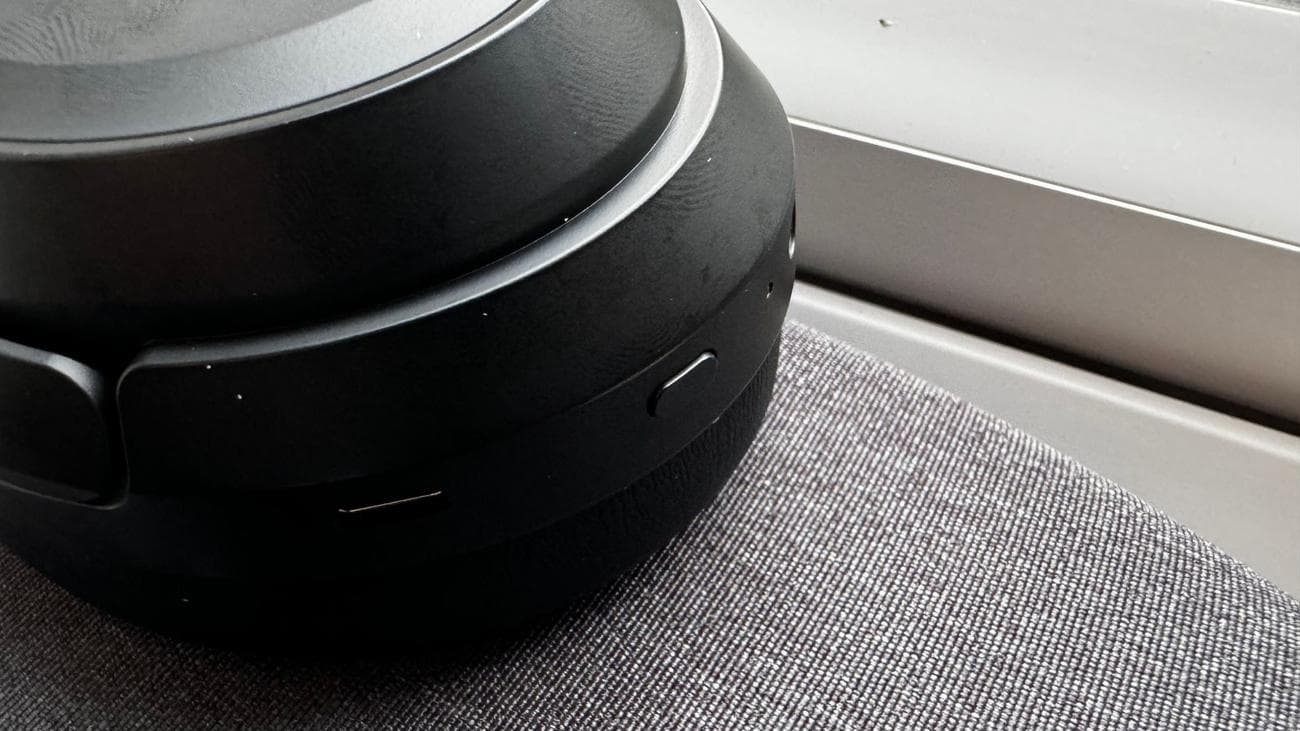 SoundMagic P60BT κοντινό πλάνο του κουμπιού λειτουργίας