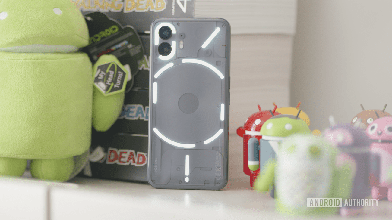 Nothing Phone 2 γκρι με ενεργοποιημένο φωτισμό γλυφών