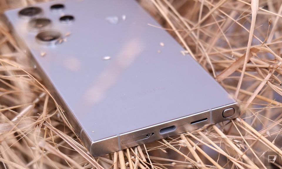 Όπως και πριν, το S24 Ultra εξακολουθεί να διαθέτει μια ενσωματωμένη υποδοχή αποθήκευσης για το S Pen της Samsung. 