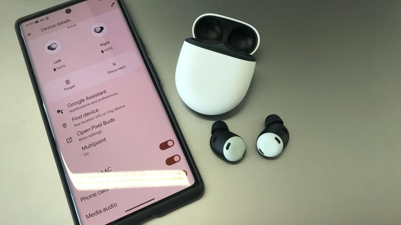 Google Pixel Buds Pro σε ασημί φόντο