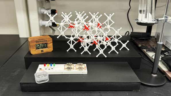 Η AI της Microsoft βρήκε ένα νέο υποσχόμενο υλικό μπαταρίας με 70% λιγότερο λίθιο / FOXreport.gr, Η AI της Microsoft βρήκε ένα νέο υποσχόμενο υλικό μπαταρίας με 70% λιγότερο λίθιο, TechWar.GR